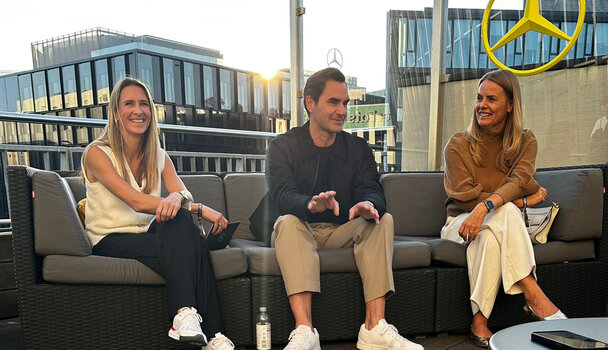 Roger Federer mit der Interviewerin Luise Niemsch, Manager Global Design, Sport & Entertainment Communications bei Mercedes-Benz (links) und Bettina Fetzer, Vice President Communications & Marketing bei Mercedes-Benz (rechts)