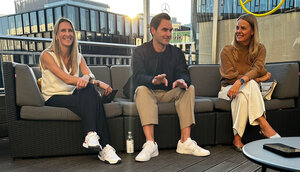 Roger Federer mit der Interviewerin Luise Niemsch, Manager Global Design, Sport & Entertainment Communications bei Mercedes-Benz (links) und Bettina Fetzer, Vice President Communications & Marketing bei Mercedes-Benz (rechts)