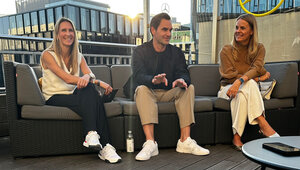 Roger Federer mit der Interviewerin Luise Niemsch, Manager Global Design, Sport & Entertainment Communications bei Mercedes-Benz (links) und Bettina Fetzer, Vice President Communications & Marketing bei Mercedes-Benz (rechts)