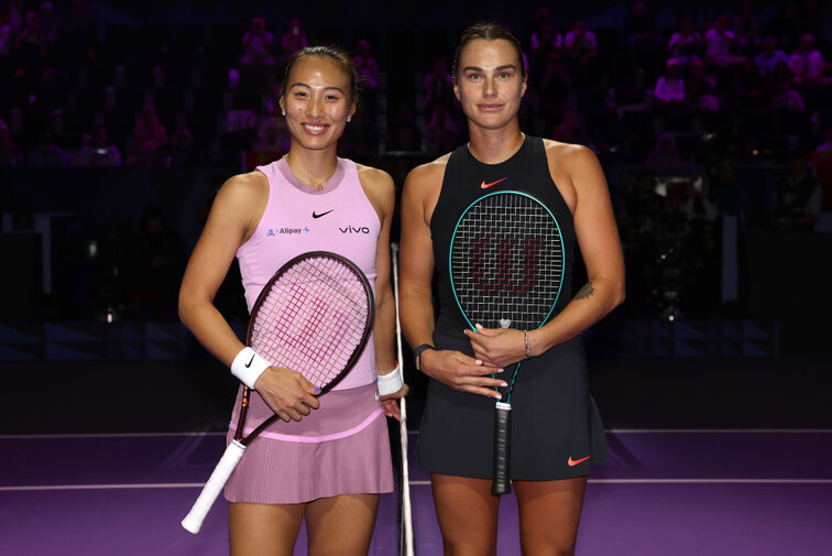 Qinwen Zheng und Aryna Sabalenka eröffneten die diesjährigen WTA Finals mit ihrem Einzel