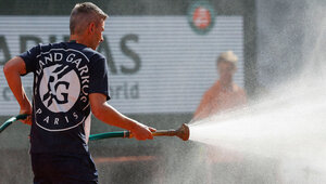 Die Plätze im Stade Roland-Garros sind für jeden Tropfen dankbar Die Plätze im Stade Roland-Garros sind für jeden Tropfen dankbar