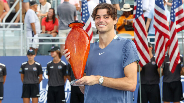 Taylor Fritz mit der Siegertrophäe in Atlanta