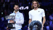 Das Siegerbild 2023: Champion Novak Djokovic und Finalist Stefanos Tsitsipas