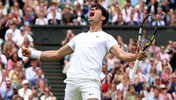 Carlos Alcaraz in einer für ihn nun typischen Wimbledon-Pose