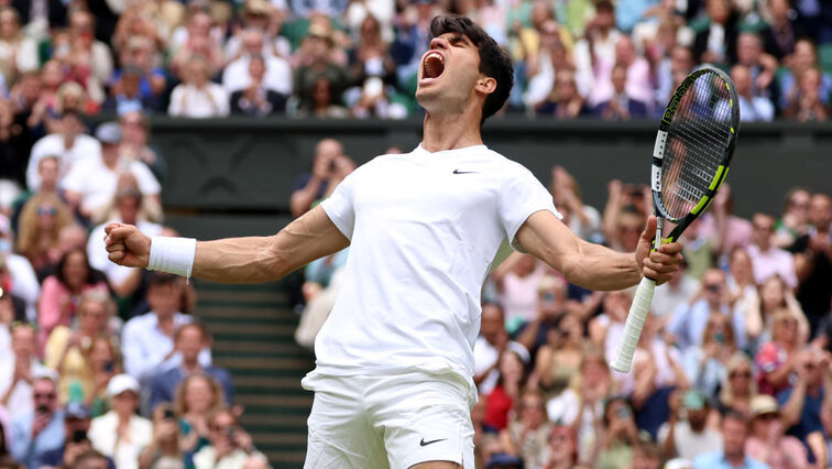 Carlos Alcaraz in einer für ihn nun typischen Wimbledon-Pose