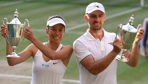 Su-Wei Hsieh und Jan Zielinski mit dem Siegerpokla in Wimbledon