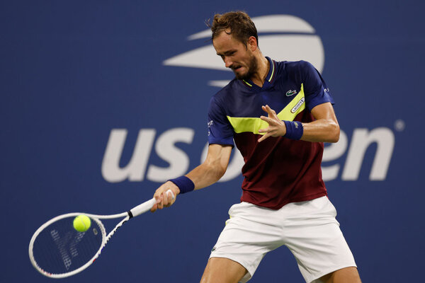 Platz 9: Daniil Medvedev in Lacoste. Unsere Ansprüche an das Krokodil sind hoch. Und es ist ein guter neunter Platz. Aber an das Herbert-Mahut-Outfit von vor ein paar Jahren reicht jenes von Meddy nicht heran.