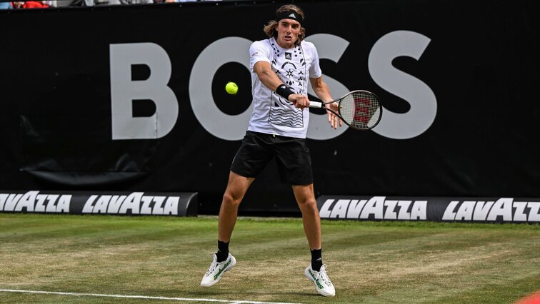 Stefanos Tsitsipas schlägt in Stuttgart auf