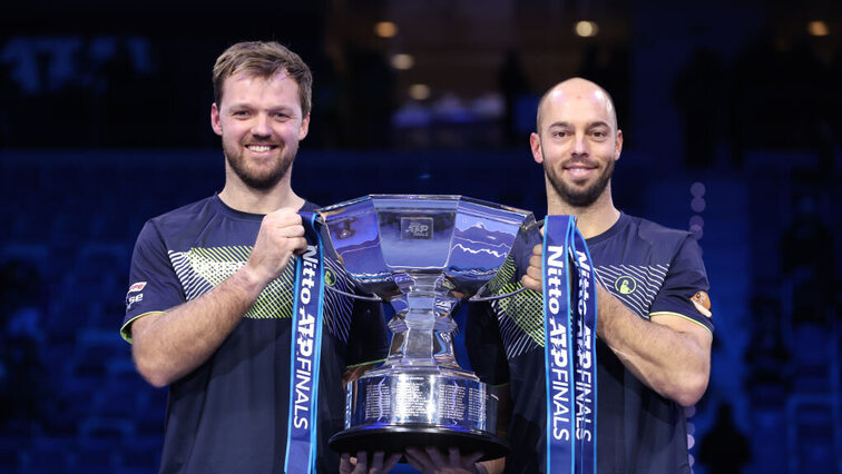 Strahlende Sieger: Kevin Krawietz und Tim Pütz mit der Trophäe bei den ATP Finals.