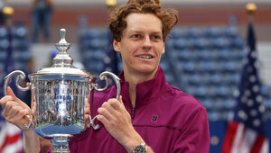 Jannik Sinner mit dem Pokal für den Champion bei den US Open 2024