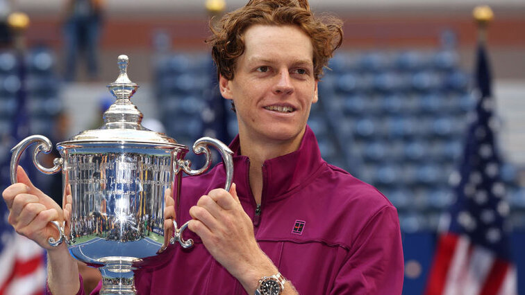 Jannik Sinner mit dem Pokal für den Champion bei den US Open 2024