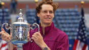 Jannik Sinner mit dem Pokal für den Champion bei den US Open 2024