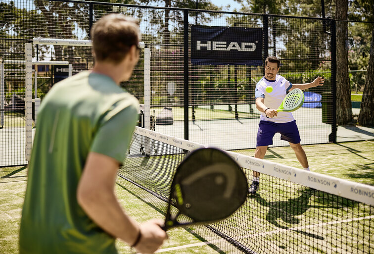 Der Einstieg in den Padel Sport gelingt im ROBINSON QUINTA DA RIA besonders unbeschwert