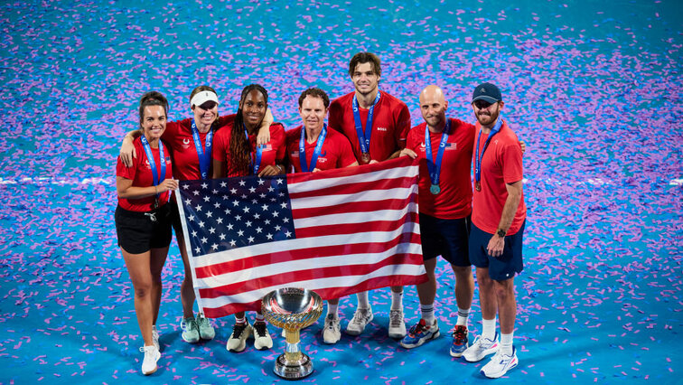 Die USA um Coco Gauff und Taylor Fritz feiern den Titel beim United Cup 2025.