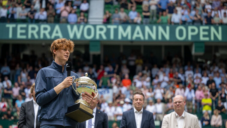 Jannik Sinner hat in Halle seinen ersten Rasentitel gewonnen.