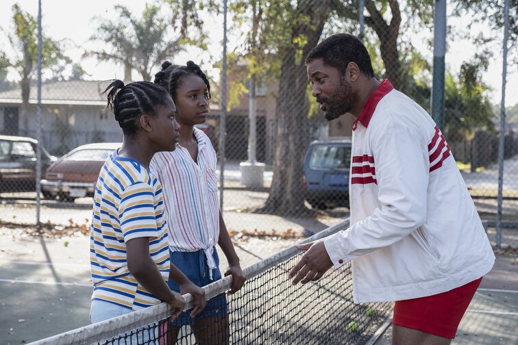 Serena (Demi Singleton, l.), Venus (Saniyya Sidney) und Richard (Will Smith) beim Training in Compton