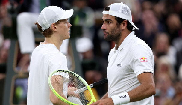 Jannik Sinner und Matteo Berrettini am Mittwochabend in Wimbledon