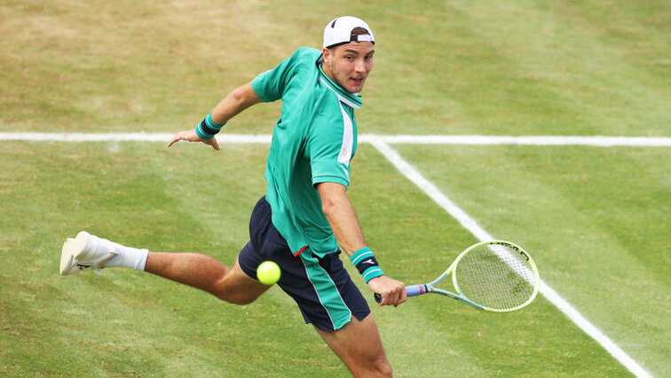 Jan-Lennard Struff zieht auf Rasen weiter durch