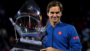 Roger Federer mit seinem 100. Siegerpokal 2019 in Dubai