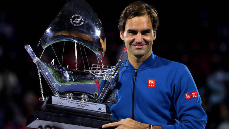 Roger Federer mit seinem 100. Siegerpokal 2019 in Dubai