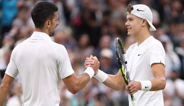 Novak Djokovic und Holger Rune im Sommer 2024 in Wimbledon