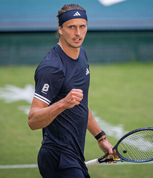 Mit einer grundsoliden und offensiver ausgerichteten Leistung spielte sich Alexander Zverev in zwei engen Sätzen ins Halbfinale von Halle. Getty Images