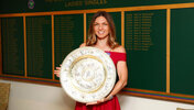 Simona Halep mit ihrer wohl wichtigsten Trophäe in Wimbledon 2019