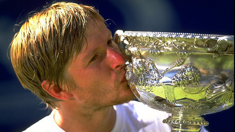 Yevgeny Kafelnikov mit dem Siegerpokal der Australian Open