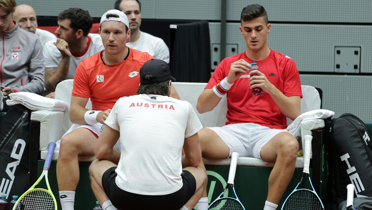 Lucas Miedler und Alexander Erler mit Davis-Cup-Chef Jürgen Melzer in Schwechat