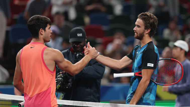 Tomas Machac (r.) siegte im Herbst gegen Carlos Alcaraz beim Masters in Shanghai.