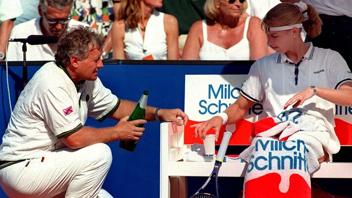 Klaus Hofsäss with respectful distance at the Fed Cup