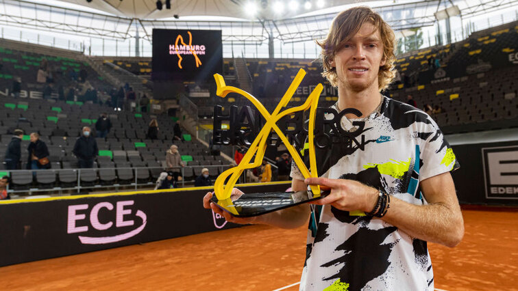 Andrey Rublev mit dem Siegerpokal in Hamburg 2020