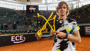 Andrey Rublev mit dem Siegerpokal in Hamburg 2020