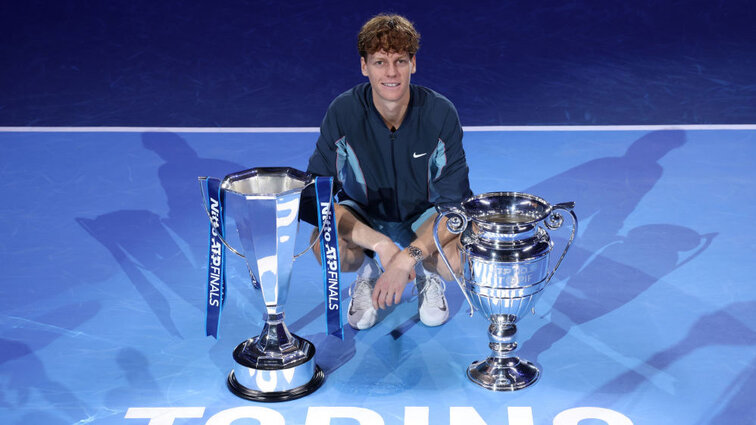 Jannik Sinner mit den Pokalen für die Nummer eins und den Sieg bei den ATP Finals