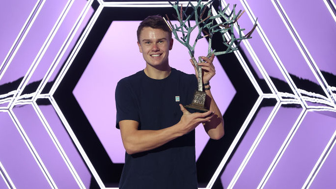 Holger Rune mit der Siegertrophäe in Paris-Bercy