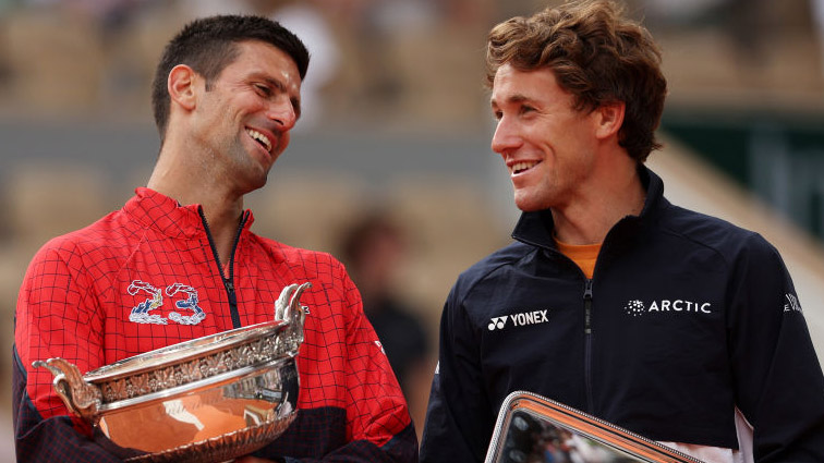 Titelverteidiger Novak Djokovic mit seinem Finalgegner von 2023 Casper Ruud