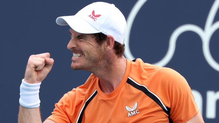 Andy Murray versucht sich in Bordeaux mit einem YONEX-Racket