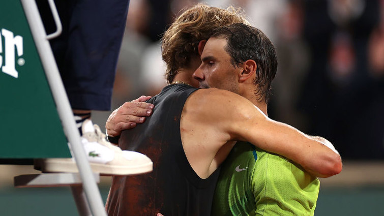Alexander Zverev und Rafael Nadal nach dem Unfall des Deutschen 2022