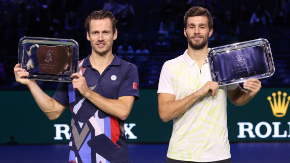 Wesley Koolhof und Nikola Mektic mit ihren Siegertrophäen in Paris-Bercy