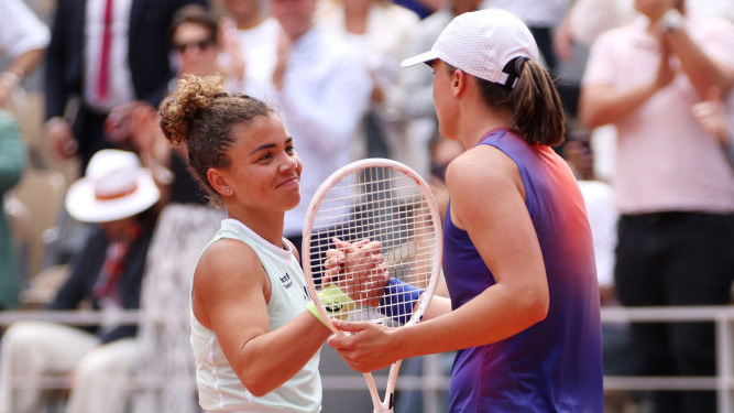 Jasmine Paolini und Iga Swiatek bei den French Open 2024